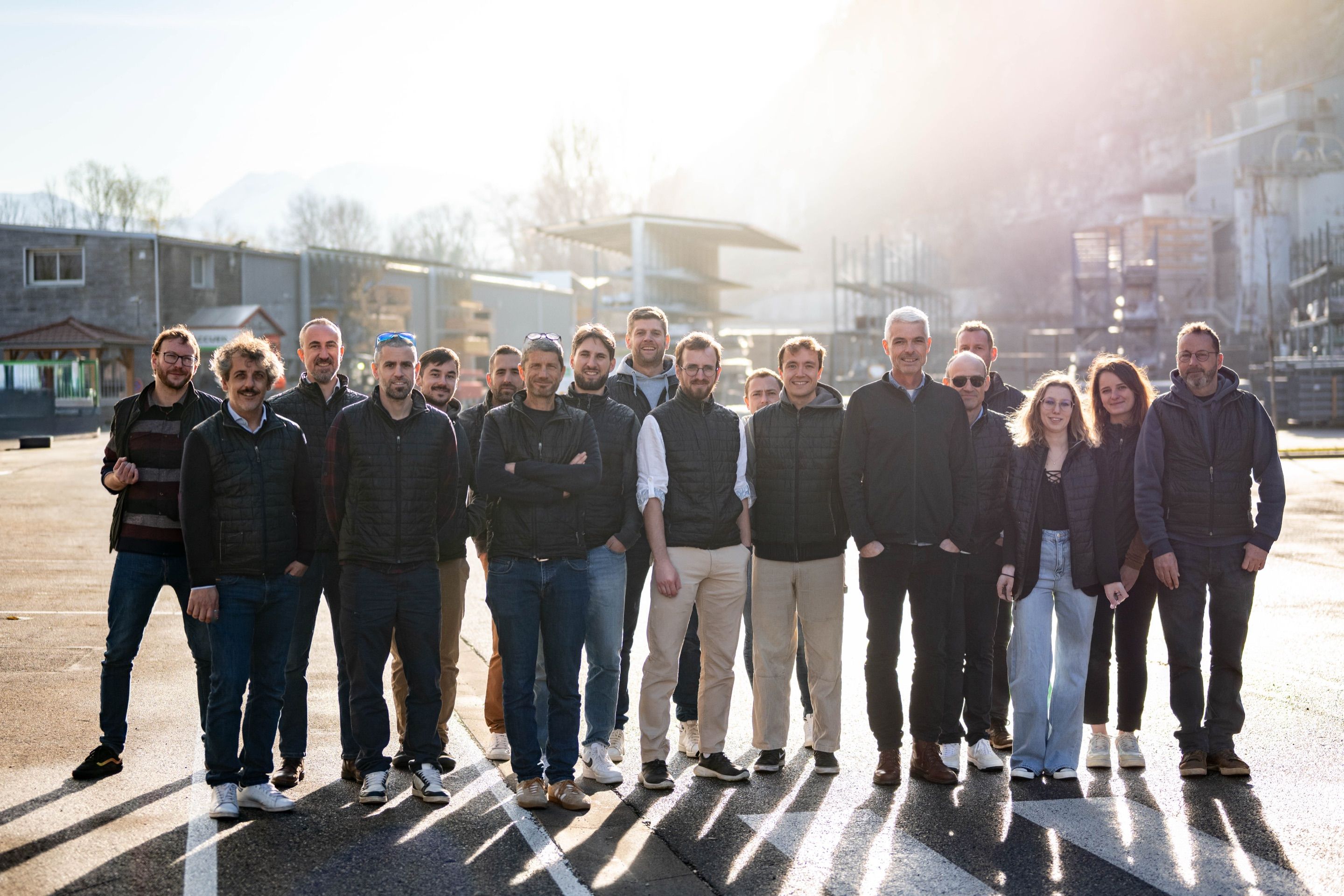 L'équipe d'ALPINOV X réunie sur son site industriel à Grenoble