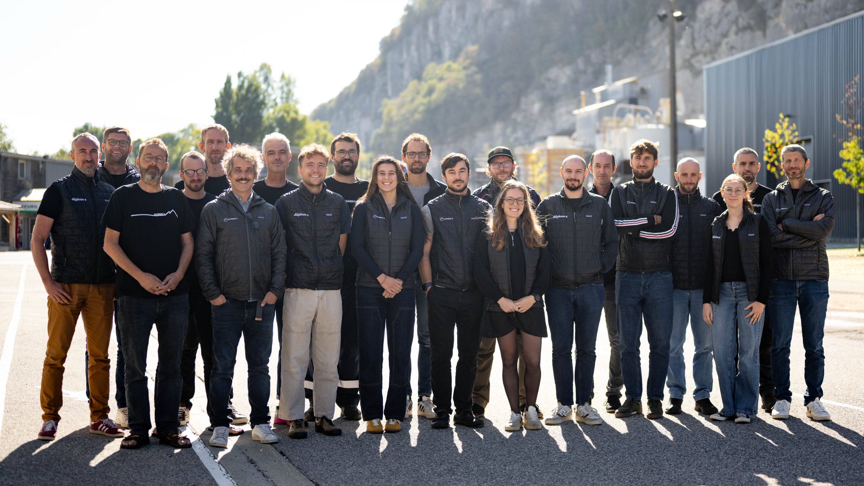L'équipe d'ALPINOV X réunie sur son site industriel à Grenoble